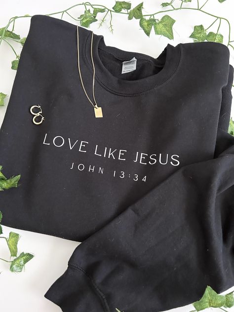 Love Like Jesus sweatshirt | christian apparel | comfy christian clothes | Jesus sweatshirt | religious apparel | Bible verse sweatshirt Hi there! I'm so happy you found my small business✨  THANK YOU FOR YOUR SUPPORT How to order?  -Pick your size  -Add to cart  -go back to add more goodies to your cart  -when all done, check out! then we try our best to get you your order as soon as possible🤍 In your order we will include a care card but if you have any questions please feel free to message me🤍 If you love our product please rate my shop and leave a review✨ LETS BE FRIENDS Instagram- @tesiascreations Tiktok- @tesiascreations Aesthetic Christian Clothes, Simple Crewneck Design, Cute Sweatshirts Christian, Christian Sweatshirt Designs, Cute Christian Outfits, Aesthetic Christian Sweatshirts, Christian Boutique, Jesus Sweatshirts Hoodies, Jesus Clothing