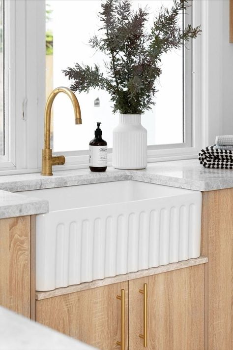 A modern take on the country farmhouse with this stunning Turner Hastings Novi Fireclay Single Butler Sink and gold finishing touches. Farmhouse Bathroom Floor Ideas, Farmhouse Laundry Sink, Butlers Sink, Travertine Floor Tile, Butler Sink Kitchen, Latest Kitchen Trends, Kitchen Setup, Brick Cottage, Long Living Room