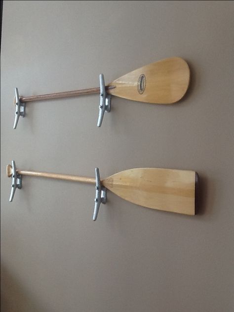 Painted Oars Ideas, How To Decorate With Boat Oars, Oar Painting Ideas, Decorative Oars On Wall, Oars On Wall Decor, Oars On Wall Decor Ideas, Oar Decoration, Water Ski Decor, Boat Oars Decor