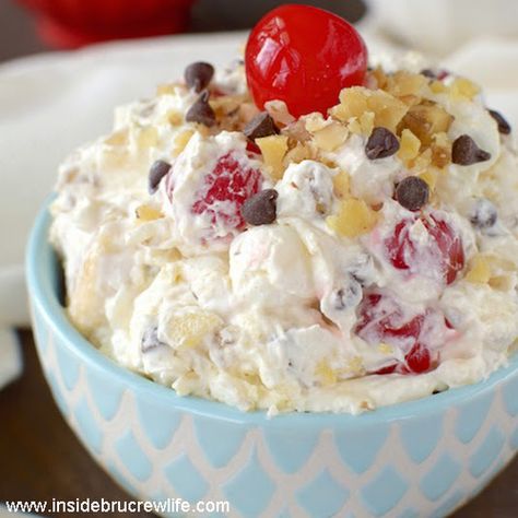 Banana Split Fluff SaladThe easiest, and most delicious fruit salad you will ever try. Banana Split Fluff Salad, Banana Split Fluff, Puding Pisang, Fluff Salad Recipes, Instant Banana Pudding, Creamy Fruit Salads, Fluff Salad, Banana Split Dessert, Milk Shakes