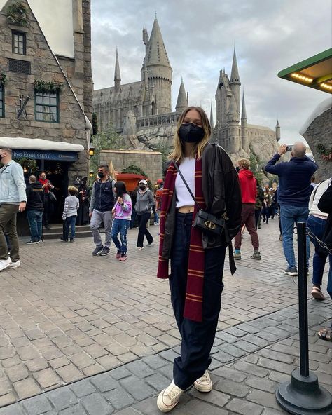 olivia holt on Instagram: “a sucker for christmas at hogwarts 🧙🏼‍♀️ @UniStudios #UniversalStudiosHollywood” Orlando In January Outfit, Universal Studios Outfit January, Harry Potter Christmas Outfit, Universal Studios Winter Outfit, Universal Studios Japan Outfit Winter, Universal Studios Outfit December, Orlando Florida Outfits Winter, Harry Potter Studios London Outfit, Universal Studios Orlando Outfit Ideas