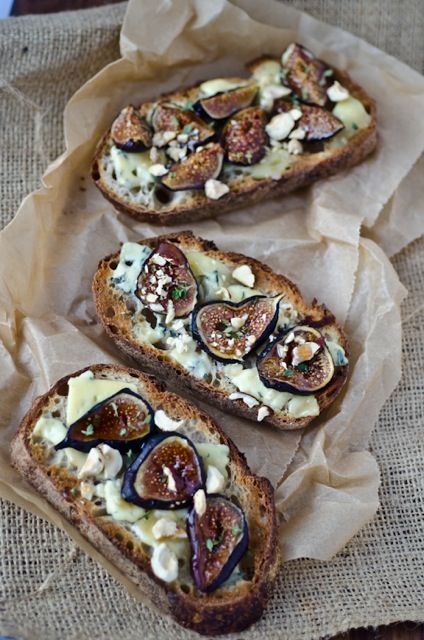 Fig Blue Cheese, Figs Blue Cheese, Cheese And Honey, Roasted Figs, Fig Recipes, Snacks Für Party, Sapphire Wedding, Blue Cheese, Favorite Food