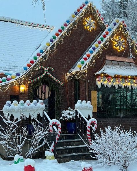 Real Life Gingerbread House, Red And Green Christmas Lights, Christmas Lights On House, Green Christmas Lights, Gingerbread Decor, Christmas House Lights, Gingerbread Christmas Decor, Gingerbread House Decorations, Red And Green Christmas