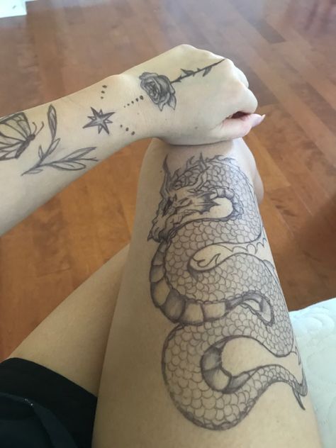 Pen Drawn Tattoos, Arm Drawing Tattoo, Drawing On Skin Ideas Pen, Drawings On Skin Pen, Drawing On Body With Pen, Pen Tattoo Ideas, Random Tattoos, Arm Drawing, Skin Drawing