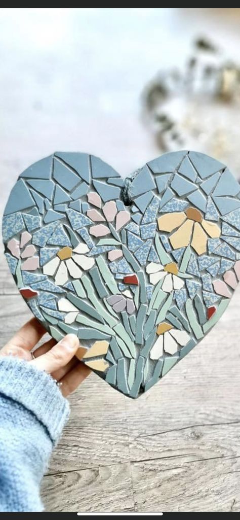 Mosaic Butterflies Ideas, Mosaic Sky Ideas, Easy Mosaic Art For Beginners, Mosaic Projects Easy, Ceramic Mosaic Art Projects, Mosaic Garden Art Diy, Mosaic Craft Ideas, Heart Mosaic Ideas, Beginner Mosaic Projects