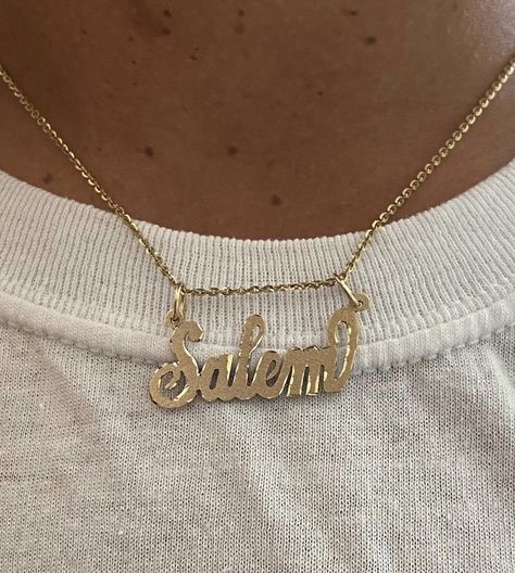 Custom Gold Jewelry, Nameplate Necklace Gold, Xoxo Jewelry, Nameplate Necklace, Jewelry Accessories Ideas, Dope Jewelry, Jewelry Fashion Trends, Classy Jewelry, Gold Diamond Jewelry