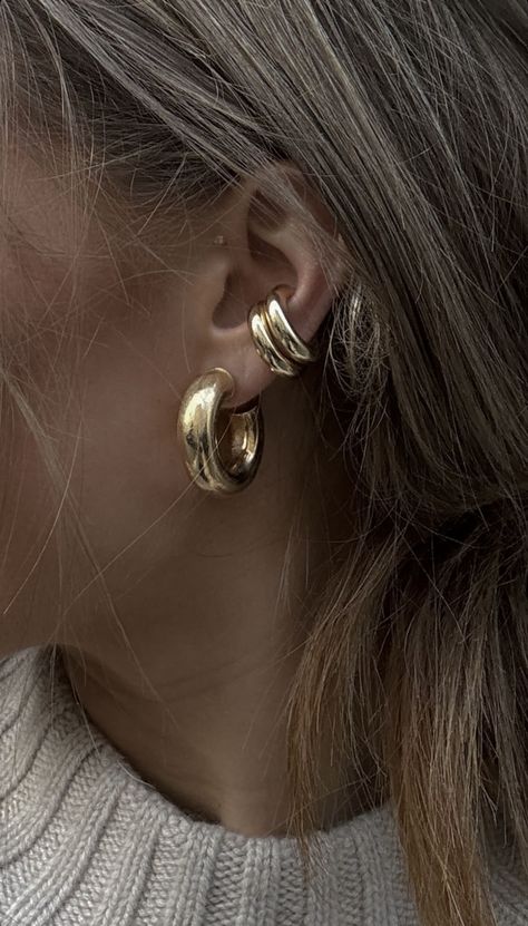 Gold Hoops Aesthetic, Earrings Cartilage, Gold Aesthetic, Gold Ear Cuff, Chunky Jewelry, Girl Jewelry, Jewelry Lookbook, Ear Cuffs, Huggie Hoop Earrings