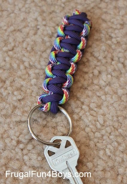 How to make parachute cord key chains and zipper pulls Parachute Cord Crafts, Parachute Cord Bracelets, Paracord Zipper Pull, Paracord Projects Diy, Swiss Paracord, Cords Crafts, Paracord Diy, Keychain Ideas, Tech Gadget