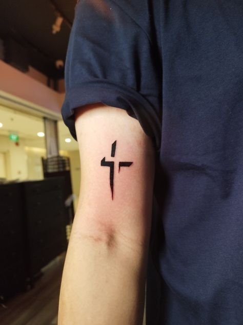 Tattoo for Men 3 Crosses Tattoo Men, Minimalist Cross Tattoo, 3d Cross Tattoo, Tattoo In Arm, Christian Cross Tattoos, Shadow Tattoo, Guys Tattoos, Cross Tattoo For Men, Family Tattoo