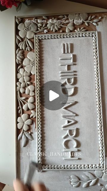 Name Plate Design Handmade, Diy Lippan Art Name Plate, Embroidery Name Plate, Lipan Art Name Plates For Home, Name Plate Lippan Art Ideas, Name Plate With Clay, Nameplate Designs For Home, Wooden Name Plates For Home Diy, Lippon Art Name Plate