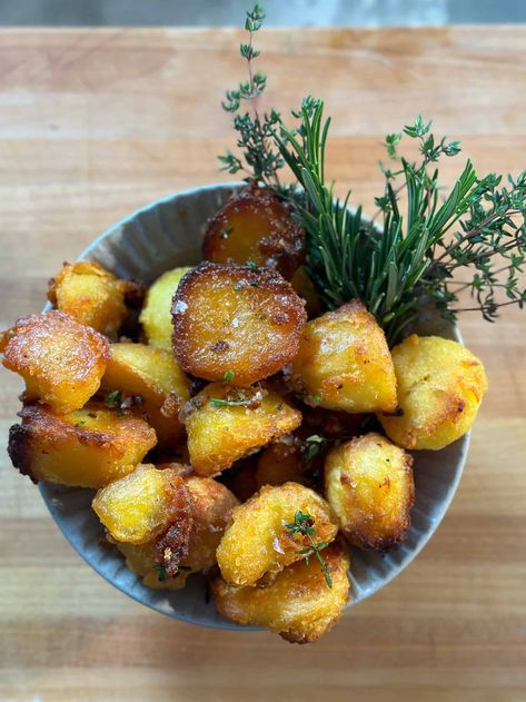 Knapperige gebakken aardappels uit de oven Christmas Diner, Dinner Is Served, Basic Recipes, Christmas Dinner, Main Course, Diner, Link In Bio, Good Food, Food And Drink