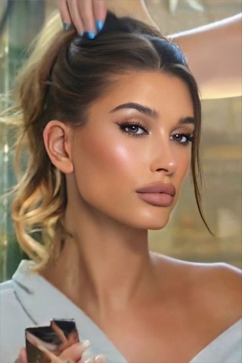 Hailey Bieber 2022, Hollywood Fashion Outfits, Engagement Photo Makeup, Hayley Bieber, Hailey Rhode Baldwin, Natural Prom Makeup, Outfits Trending, Formal Makeup, Natural Glowy Makeup