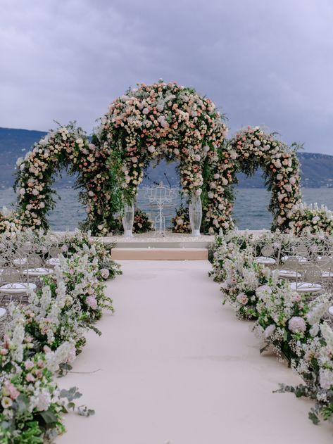 Decoration of three arches with a stunning lake view. Altar Design Wedding, Lake View Wedding, Glamorous Wedding Venue, Wedding By The Water, Lakeside Wedding Ceremony, Wedding Aisles, Decoration Engagement, Wedding Ceremony Setup, Wedding Forest