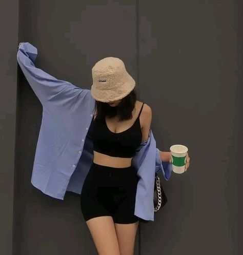 Ootd Picnic, Beige Bucket Hat, Celebrity Casual Outfits, Stylish Summer Outfits, Bohol, Casual Day Outfits, Easy Trendy Outfits, Black Crop Top, Trik Fotografi