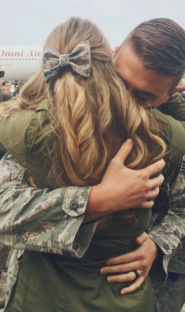 Military Homecoming Pictures, Military Couple Photography, Military Boyfriend, Army Love Photography, Air Force Wife, Army Couple Pictures, Homecoming Pictures, Airforce Wife, Army Couple