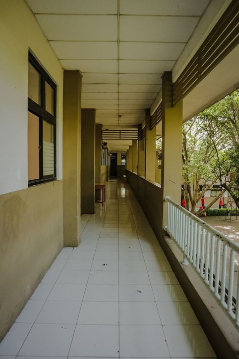 School Corridor Aesthetic, School Corridor, Background School, School Building Design, Coffee Shake, School Hallways, Classic House Exterior, School Interior, Architecture Design Concept