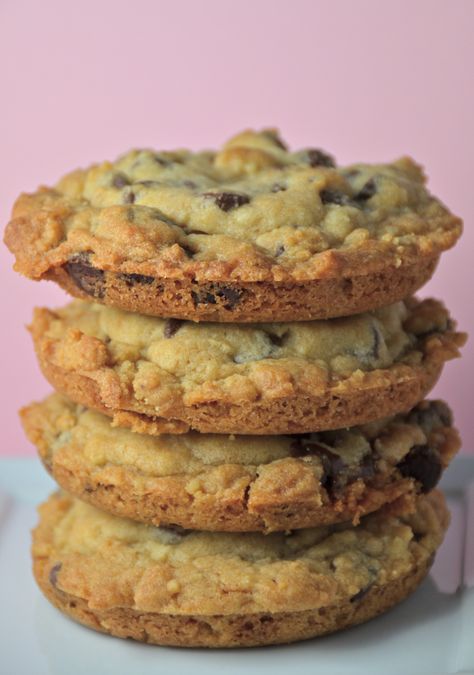 Monster Deep Dish Chocolate Chip Caramel Cookies Chocolate Chip Caramel Cookies, Muffin Top Recipes, Specialty Cookies, Deep Dish Cookie, Giant Cookies, Pecan Shortbread, Monster Cookies Recipe, Stuffed Cookies, Muffin Tops