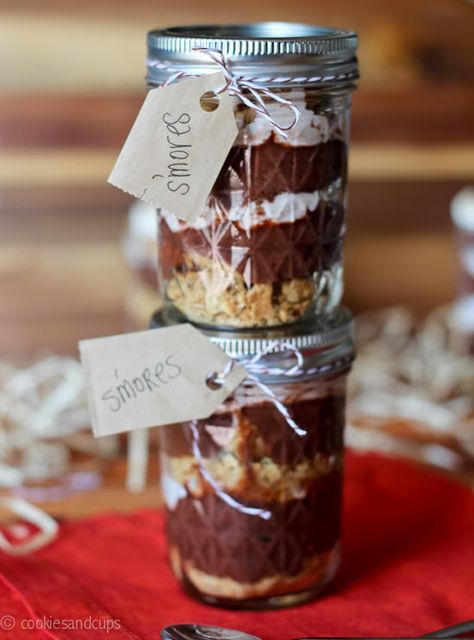 smores in a jar Camping Dessert Ideas, Portable Dessert, Marshmallow Desserts, Cookies And Cups, Smore Recipes, Camping Desserts, Diy Food Gifts, Parfait Recipes, Jar Packaging