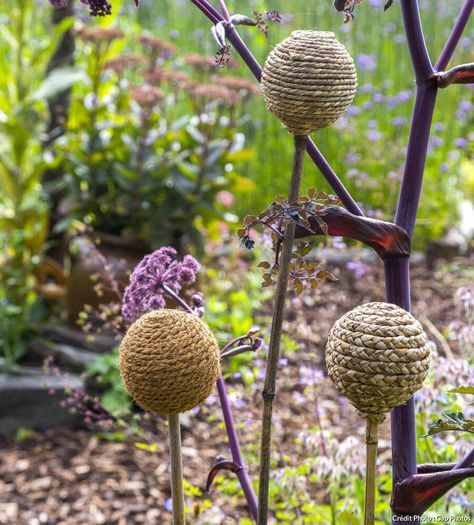 Fabriquer des tuteurs originaux : 4 DIY très faciles ! | Détente jardin Starting A Garden, Garden Art Sculptures Diy, Rustic Farmhouse Style, Yard Work, Garden Art Sculptures, Diy Decoration, Garden Stakes, Outdoor Projects, Beautiful Gardens