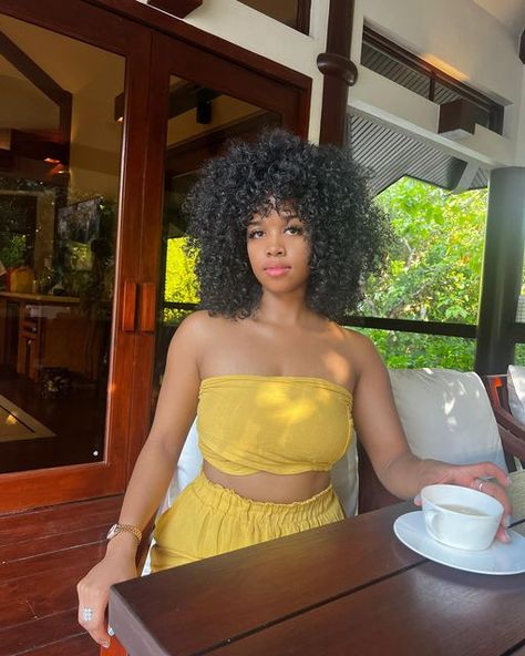 H.E.R. on Instagram: "In my purest form.. 🌴💛" H.e.r Aesthetic Singer, Gabi Wilson, H.e.r Singer, Kibbe Romantic, Celebrity Aesthetic, H.e.r Aesthetic, Chill Fits, Black Femininity, Texturizer On Natural Hair