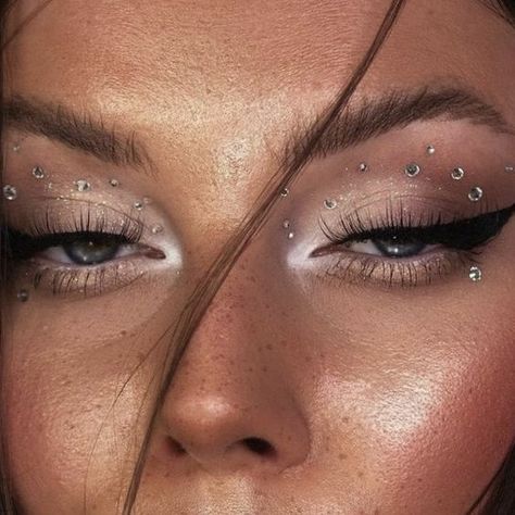 EUPHORIA MAKUP LOOKS & INSPO | RHINESTONE MAKEUP Coachella Makeup, Halloweenský Makeup, Concert Makeup, Rhinestone Makeup, Prom Eye Makeup, Rave Makeup, Smink Inspiration, Makijaż Smokey Eye, Dope Makeup