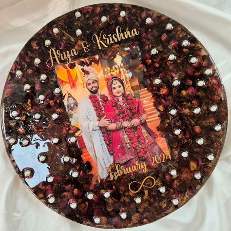 Resin Frame Ideas, Resin Art Photo Frame, Resin Preservation, Varmala Preservation, Resin Arts, Resin Photo, Resin Frame, Resin Design, Mehndi Designs For Beginners