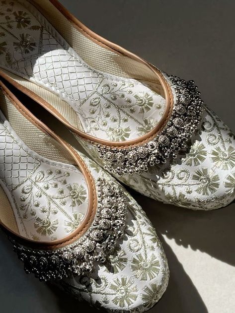 Flats For Women Indian, Juti Designs For Women, Mojaris Women, Punjabi Accessories, Desi Footwear, Indian Slippers, Punjabi Juti, Jutti Punjabi, Indian Jutti