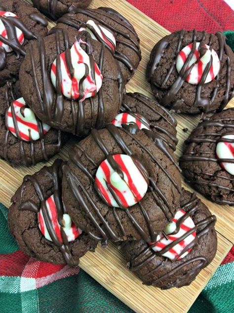 💖💚 Chocolate Peppermint Thumbprint... - Recipes From Heaven Peppermint Thumbprint Cookies, Thumbprint Cookies Christmas, Cookies Thumbprint, Cookies Peppermint, Chocolate Thumbprint Cookies, Cookies Pumpkin, Thumbprint Cookies Recipe, Godiva Chocolate, Christmas Cookie Recipes