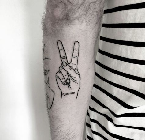 Peace Sign Tattoo Hand, Peace Hand Sign Tattoo, Peace Finger Tattoo, Peace Hand Tattoo, Hand Peace Sign Tattoo, Hippie Style Tattoos, Tattoo Accents, Peace Sign Tattoo, Amor Tattoo