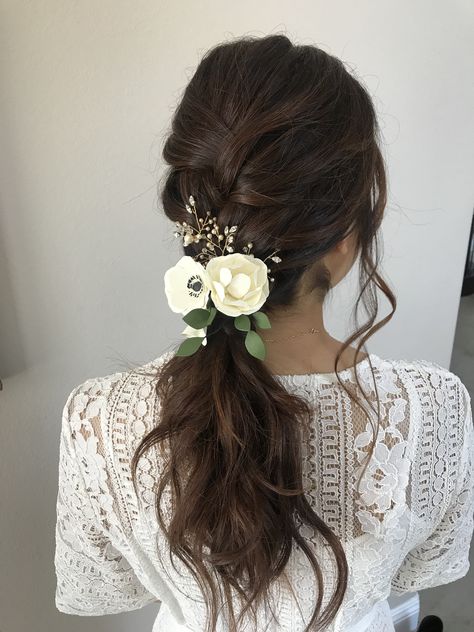 Ponytail #hairbyrofyah Ponytail Hairstyles With Flowers, Ponytail Hairstyles Traditional, Flower Crown Ponytail, Ponytail With Flowers, Ponytail Flowers, Ponytail With Gajra, Flower Ponytail, Wedding Ponytail, Short Hair Styles Easy