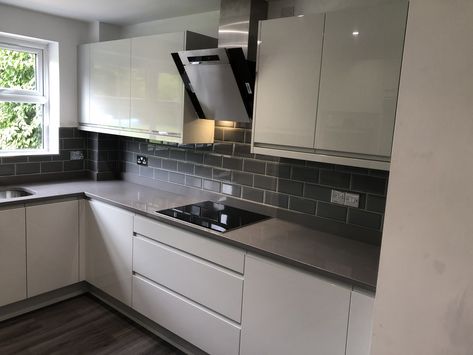 Small Gloss Kitchen, White Gloss Kitchen Grey Worktop, Kitchen Ideas Light Grey Cabinets, White Kitchen Grey Worktop, Grey Metro Tiles Kitchen, Grey Kitchen Worktop, White Handless Kitchen, Handless Kitchens, Silver Grey Kitchen