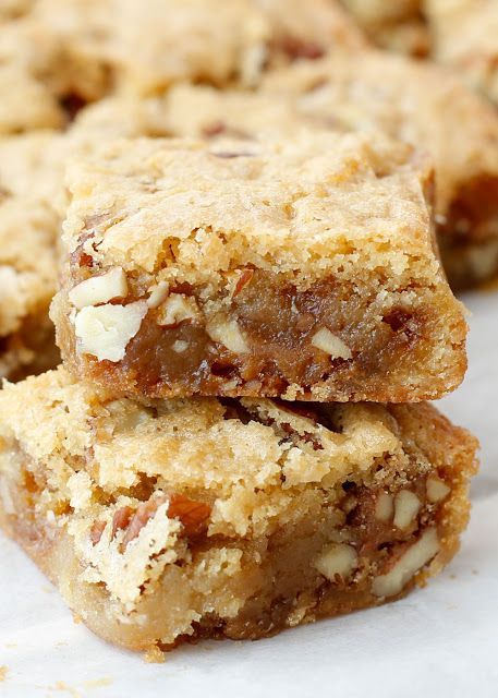 Crunchy, chewy, sweet pecans are sprinkled throughout these rich and buttery Pecan Praline Blondies. These are chewy blondies with a crisp topping! Brownies Caramel, Cake Brownie, Blondies Recipe, Dessert Bar Recipe, Cookie Brownie Bars, Pecan Pralines, Oreo Dessert, Cookie Bar Recipes, How Sweet Eats