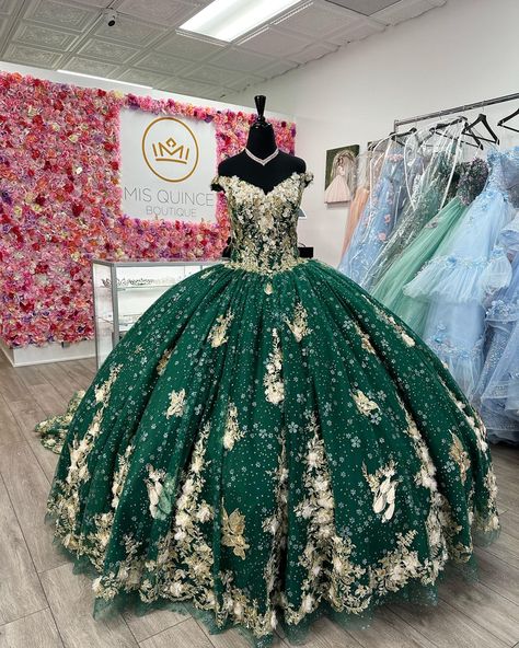 Emerald Quinceanera Dress, Green Quince Dress, Emerald Green Quinceanera Theme, Emerald Green Quinceanera, Green Quinceanera Theme, Quinceanera Dresses Green, Emerald Green Quince, Green Quinceanera, Green Quinceanera Dresses