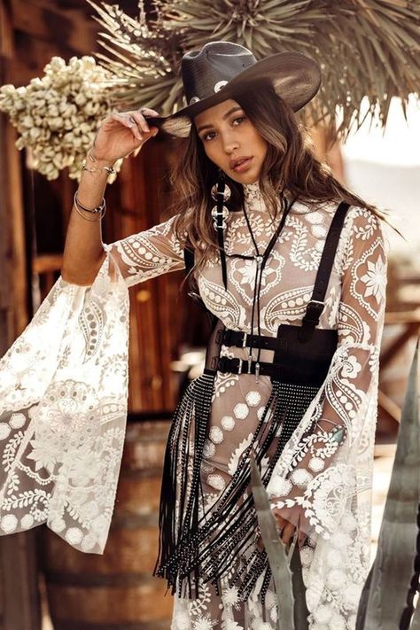 young woman in bohemian chic outfit is posing in a park What Is Boho, High Neck Gown, Look Boho Chic, Mode Hippie, Looks Country, Bohemian Bridal, Boho Chic Style, Mode Boho, Bohemian Wedding Dresses