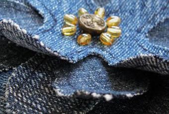 J'ai crée une nouvelle section dans ma boutique....Ma collection automne prend forme!Cette semaine, des fleurs ont poussés dans mon jardin...Ces fleurs en denim sont fabriquées avec du jeans récupéré. Couture, Boutique