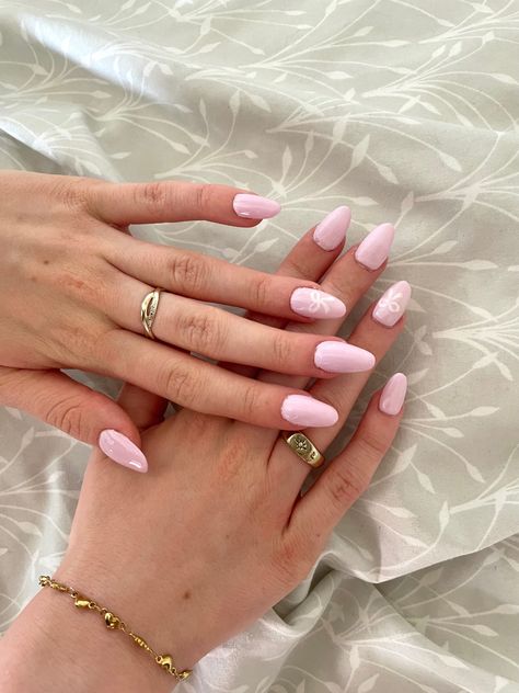 Pink Bow Nails Aesthetic, Pink Girly Nails Design, Light Pink Nail Ideas With Design, Simple Light Pink Nails Design, Acrylics With Bows, Bow Pink Nails, Pink And White Bow Nails, Pink Bows Nails, Light Pink Nails With Bow