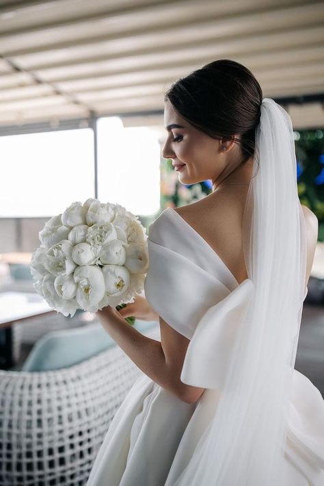 Silk Wedding Dresses, Brides Flowers Bouquet, Amazing Wedding Ideas, Unique Bridal Bouquets, Design Article, Royal Wedding Gowns, Elegant Wedding Bouquets, Simple Wedding Bouquets, White Wedding Decorations