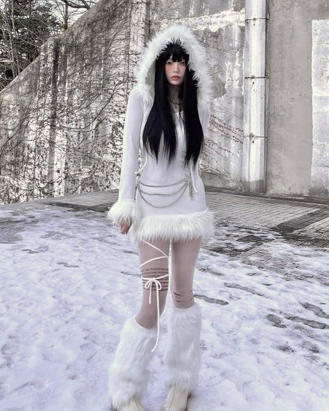 Icy Photoshoot, Rave Outfits Winter, Art Inspiration Creative, Winter Rave Outfits, Christmas Outfit Aesthetic, Creative Tattoo Ideas, Creative Tattoo, Queen Outfit, Winter Photoshoot