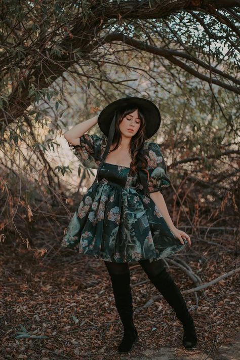 Summer Witch Outfits Plus Size, Witchy Tea Party Outfits, Dark Cottagecore Plus Size, Cottagecore Goth Outfits, Spooky Summer Outfits, Spooky Cottagecore Outfits, Cottage Goth Fashion, Gothic Sundress, Summer Fitted Witchy Dress