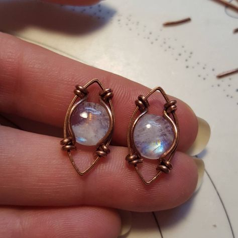 🌟One way to anchor a cabochon!🌟 Making tiny moonstone earrings. I used premade almond shape frame, but you can make one easily from wire.… Wire Earrings Handmade, Wire Jewelry Earrings, The Cab, Wire Wrap Cabochon, Wire Pendants, Wire Jewelry Rings, Wire Wrapped Stone Jewelry, Wire Wrap Jewelry Designs, Wire Wrapped Jewelry Diy