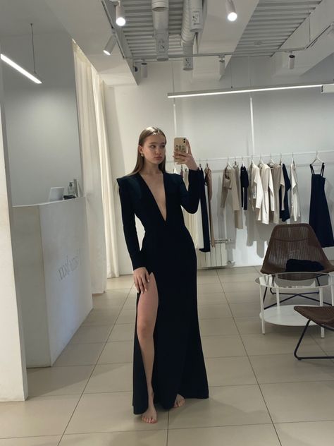 beautiful black dress long Elegant Black Dress Formal Long, Black Long Sleeve Dress Formal, Long Sleeve Dress Formal Classy, Velure Dress, Elegant Black Dress Classy, Slytherin Dresses, Long Black Dress Formal, Black Floor Length Dress, Modest Dresses Fashion