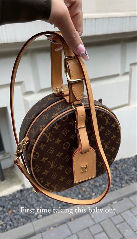 Bags Wishlist, Sac Louis Vuitton, Designer Purses And Handbags, Sporty Shoes, Mens Bags Fashion, Luxury Bags Collection, Handbag Essentials, Handbag Outfit, Bag Aesthetic