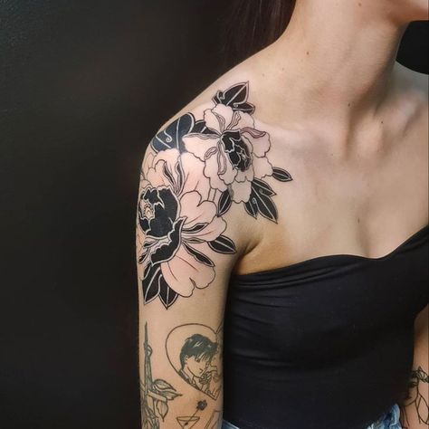 @48roses_tattooer Flower Tattoo On Back Shoulder, Peony Shoulder Tattoo, Tattoo On Back Shoulder, Flower Tattoo On Back, Black Flowers Tattoo, Japanese Peony, Peony Flower Tattoos, Flower Shoulder Tattoo, Girl Shoulder Tattoos