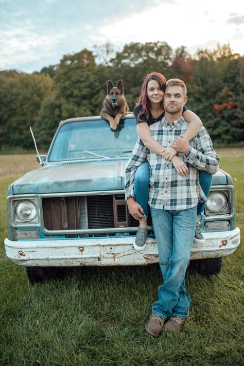 Mechanic Engagement Pictures, Old Truck Photo Shoot Family Pics, Couples Pics With Truck, Engagement Photos Truck, Truck Bed Engagement Pictures, Couples Photo Shoot With Truck, Couples Truck Photoshoot, Photos With Truck, Classic Truck Engagement Photos