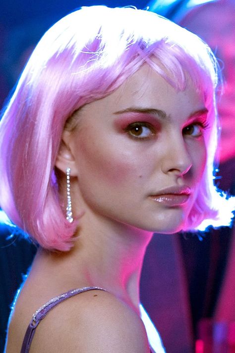 She wore a bobbed pink wig for her role in [i]Closer[/i]. Natalie Portman Closer, Fuschia Hair, Chic Halloween Costume, Red Carpet Hair, Chic Halloween, Pink Wig, Colored Wigs, Pastel Hair, Lace Hair