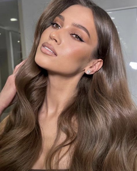 Light Brown Hair Kylie Jenner, Neutral Golden Brown Hair, Hair Colours For Green Eyes, Brunette Hair Hazel Eyes, Dark Hair And Hazel Eyes, Hair Color Hazel Eyes, Golden Brunette Balayage, Brunette Hair Medium, Mushroom Hair Color