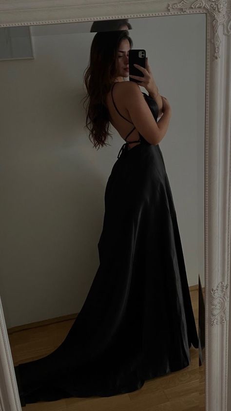 Elegant Black Dress Prom, Fancy Long Black Dress, Gala Black Dresses Elegant, Black Silk Dresses Long, Black Prom Silk Dress, Black Prom Dresses Long Elegant Classy, Black Elegant Formal Dress, Prom Dress Aesthetic Black, Silk Black Dress Aesthetic