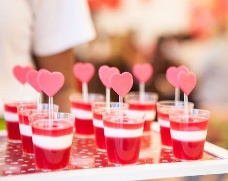 Ideas para San Valentin | Estudiando con mamá Valentines Snacks, Hello Kitty Birthday Party, Hello Kitty Birthday, בר מצווה, My Funny Valentine, Birthday Food, Sweet Table, Valentines Day Party, Shower Cakes