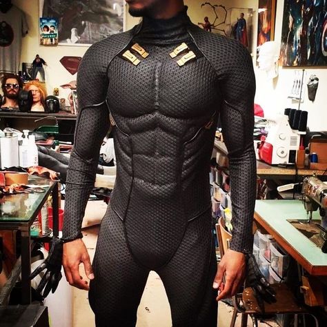 Black Superhero Suit, Scifi Suit, Original Batman, Muscle Suit, Batman Suit, Batman Concept, Batman Armor, Suit Type, Batman Cosplay