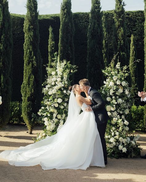 The iconic Italian garden ceremony at @coombeyarravalley absolutely loved every bit of Claire’s vision of both the ceremony and reception 💗 gorgeously captured by @fernandstonephotography_ ✨ @clairee.bell 🤍 Vineyard Wedding Pictures, Tuscan Wedding Photography, Wedding Photos Ceremony, Italian Style Wedding, Wedding Photography Poses Unique, Garden Wedding Photos, Wedding Ceremony Photography, Garden Wedding Ceremony, Wedding Ceremony Pictures